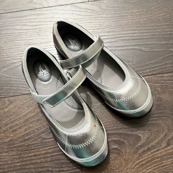Hush Puppies Women’s 5 Wide Silver Metallic Mary Jane Shoes - Picture 2 of 5
